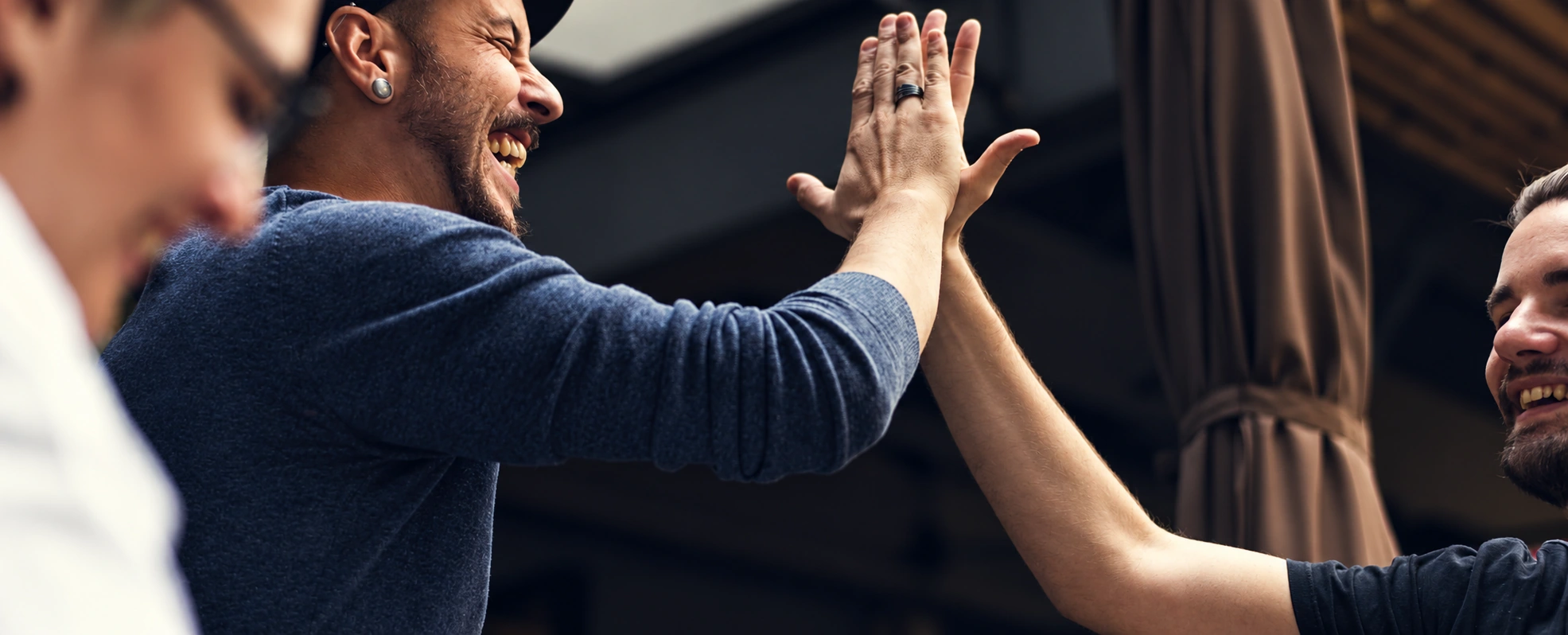 Twee mensen geven elkaar een high five